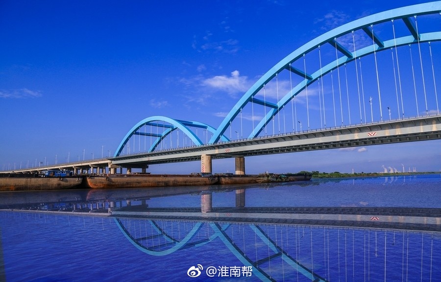 淮南孔李淮河大桥主线建成通车,连接起了淮河两岸的八公山区,凤台县和