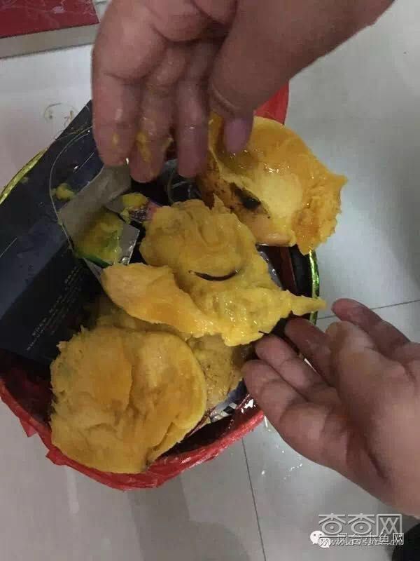 网友爆料淮南某苏果超市竟然被曝出售发霉发芽芒果