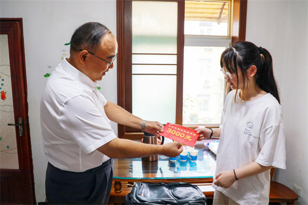淮南市：金秋助学暖人心 上门慰问送真情 东辰集团开展金秋助学活动