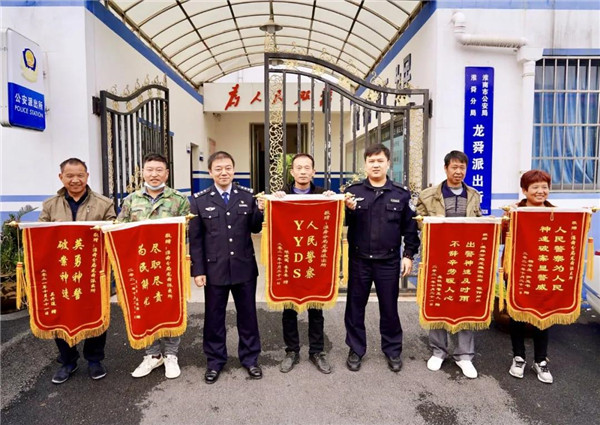 淮南民警为农民工追回工资17万，工人送锦旗“YYDS”