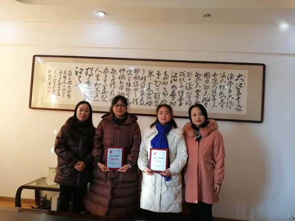 淮南市八公山区妇联开展“最美家庭”“最美婆媳”送奖下基层活动