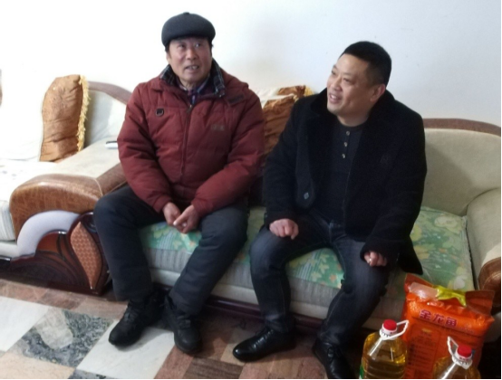 淮南第二十七中慰问驻村干部、生活困难党员和老干部