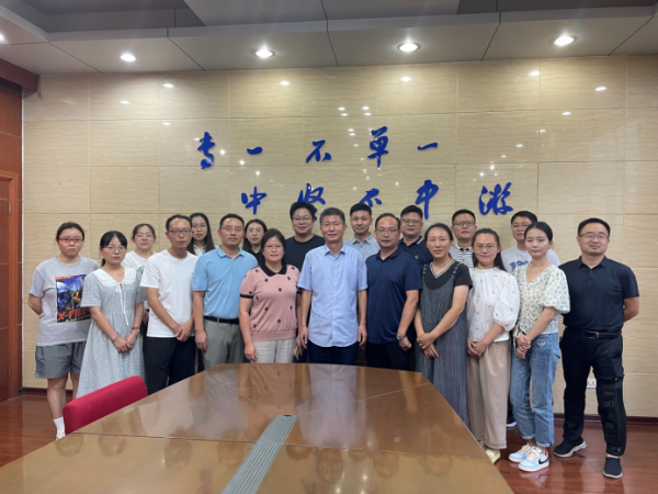 青蓝携手铸良师，师徒结对共成长  ——淮南一中举行2022年度“青蓝工程”师徒结对仪式