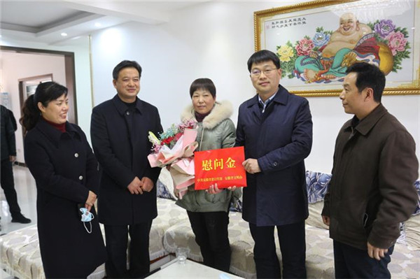 省文明办副主任李国兵一行来淮南看望慰问“中国好人”