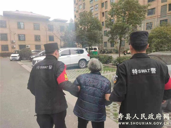 淮南寿县特巡警巡逻途中救助一位迷路老人