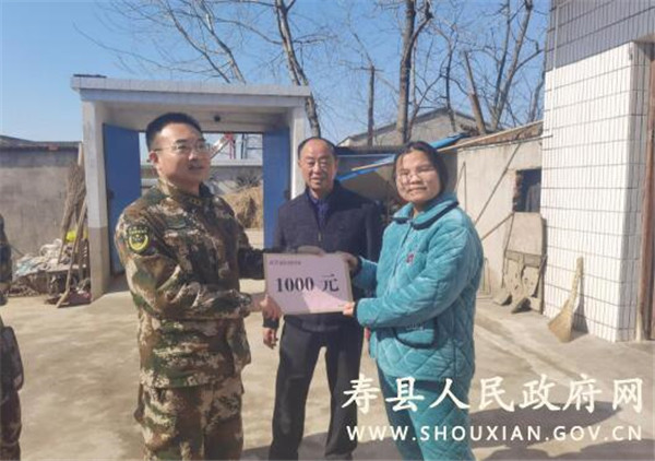 武警淮南支队慰问贫困户