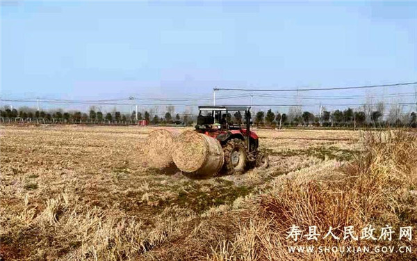 淮南寿县张李乡： 使用秸秆打捆机 禁烧备耕两相宜