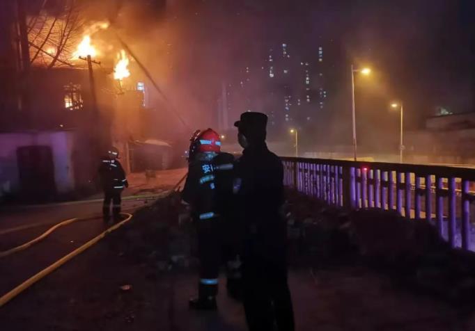 淮南：劈柴做饭引发火灾 民警扑救无人员伤亡