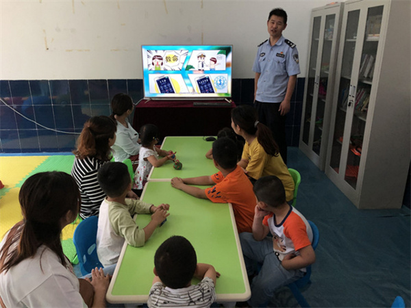 淮南龙泉街道铁三处社区举办“暑期安全教育”小课堂