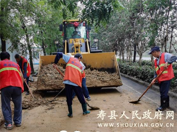 淮南寿县环卫雨后清淤保持道路干净整洁