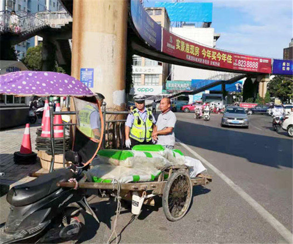 淮南电动车拖行架子车 交警及时纠正除隐患