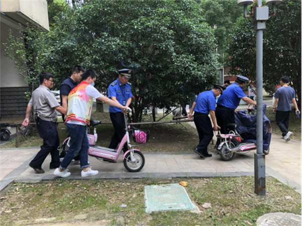 淮南市联合执法进小区 共同治理“乱停放”