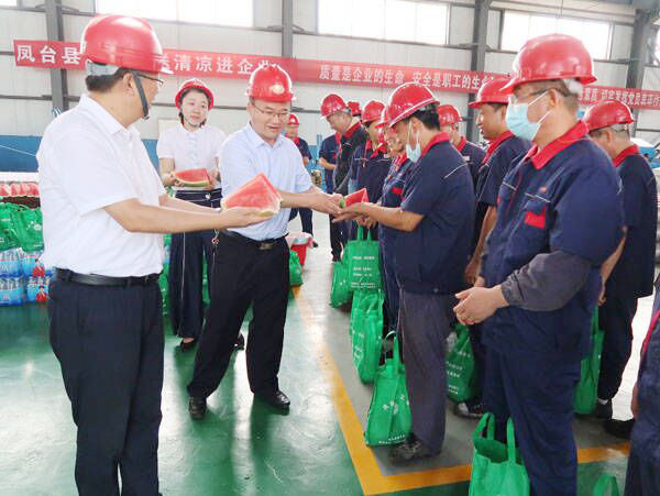 淮南：凤台县总工会为一线职工送“清凉”