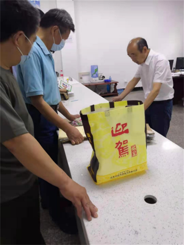 淮南市中小企业发展促进中心机械电子综合留守处为群众办实事