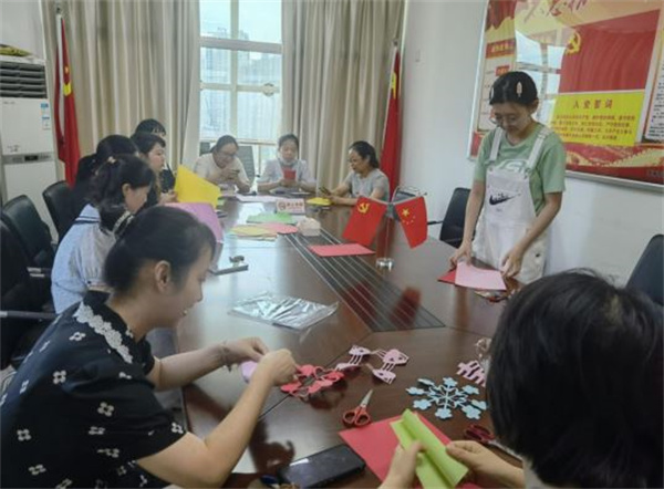 淮南市城乡居保中心党支部开展“弘扬传统节日文化，欢庆七夕学剪纸”主题党日活动