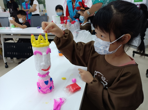 淮南市田家庵区锦里社区妇联开展“塑料瓶中的创意生活”为主题的亲子手工活动