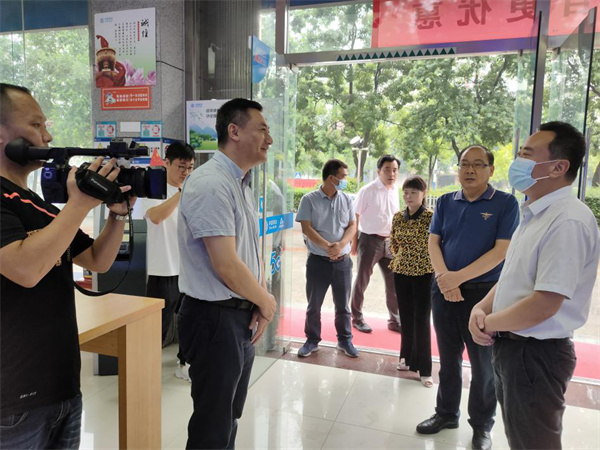淮南市寿县县委副书记朱勇一行前往寿县移动分公司进行清凉慰问