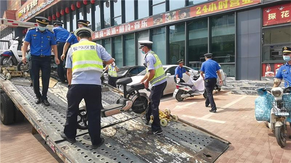 淮南：整治“霸占”公共停车位 提升交通秩序