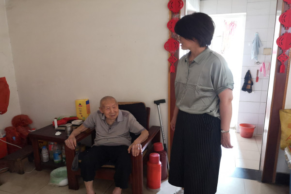 淮南市谢家集区：区委老干部局开展走访慰问离休干部暨送学上门活动