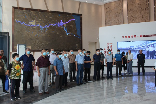 淮南市凤台县：县政协离退休老干部支部赴王家坝闸参观学习