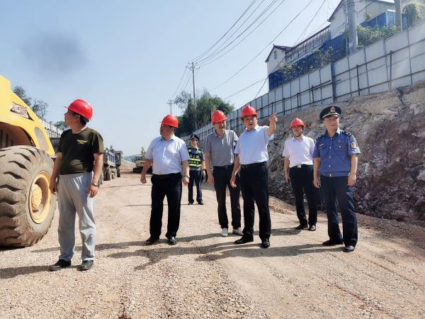 淮南市交通局党组书记、局长李辉看望“国庆节”期间坚守岗位的一线职工并检查指导交通安全生产和疫情防控工作